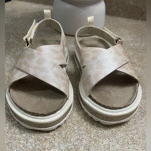 Beautiful sandals for girl size 7 (baby)